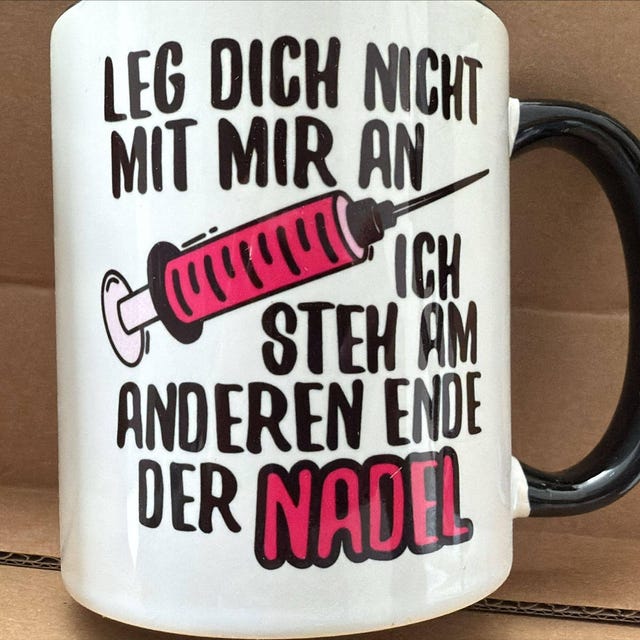 Pagma Druck Tasse 'Ich Steh Am Anderen Ende Der Nadel' – Geschenk Für MFA, Krankenschwestern, Ärzte