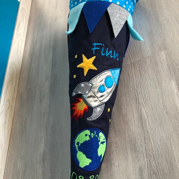 Personalisiertes Schultüte Mit Namen – Weltraum-Rakete Design, Inkl. Kissen (blau)