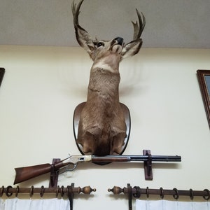 Heritage Collection Solid Walnut Gun Rack – Wall Display For Rifle/Shotgun – 2 Brass Accents – Made In USA – Handmade