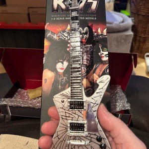 KISS ポールスタンレー シグネチャータイプ クラックドミラー コンポーネント KISSのポール・スタンレー、象徴的な「クラックドミラー」ギターの物語