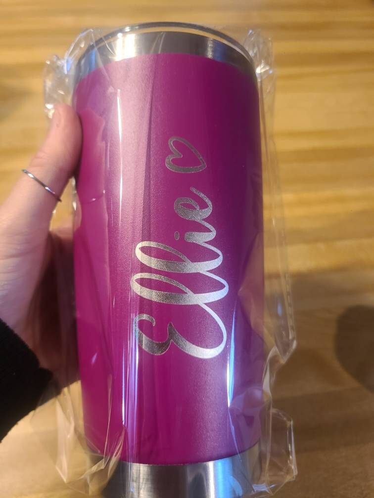 Personalisierter 20 oz Becher, Reisebecher mit individuellem Namen, Becher mit Lasergravur, Wasserbecher aus Edelstahl, Brautjungfernbecher, Isolierbecher