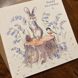 ウサギの誕生日カード - 魅力的なイラスト - ブルーベルとウサギ