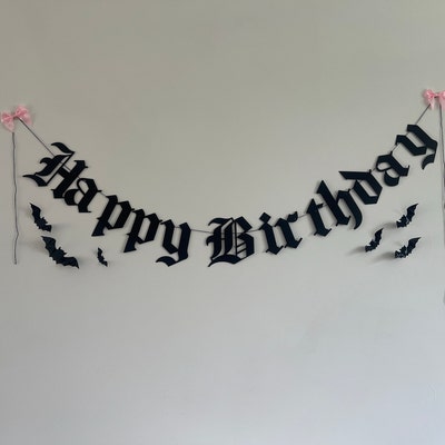 'Please Leave' Banner Im Gothic-Look – Old English Schrift, Perfekt Für Emo-Partys & Deko