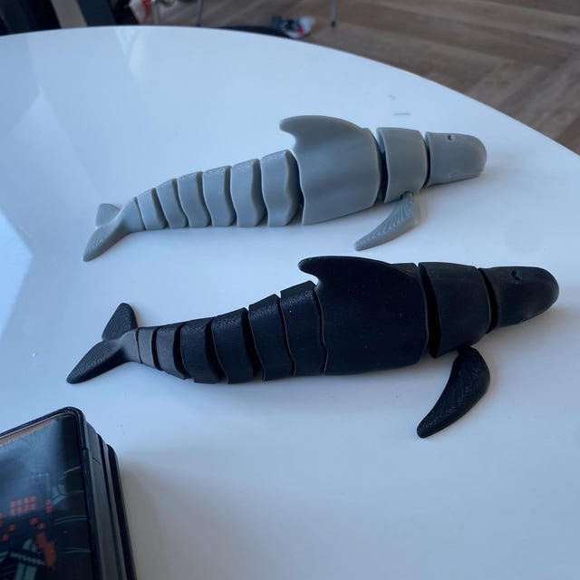 3Dプリントされた可動式ゴンドウクジラ - フレキシブルな海洋玩具と