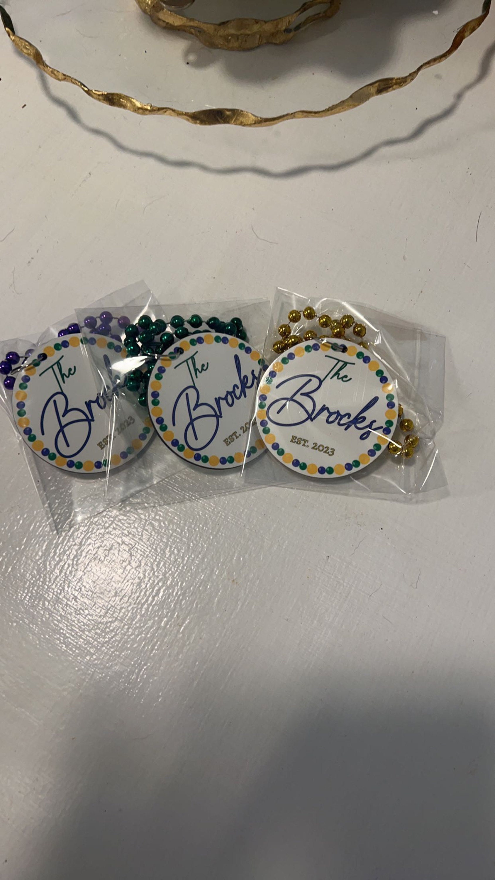 EINSEITIGE Mardi Gras-Halskettenmedaillons – Individuell gestaltet mit farbigem Design (verwenden Sie ein vorgefertigtes Design oder senden Sie Ihr eigenes ein). Großpackungen.