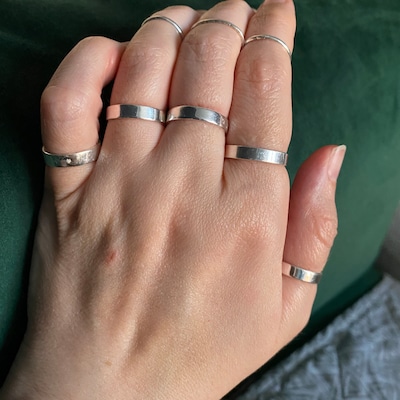 18 Karat Thin Yellow Gold Diamonds Pavé Stackable Band Ring For Sale At - Foto 9