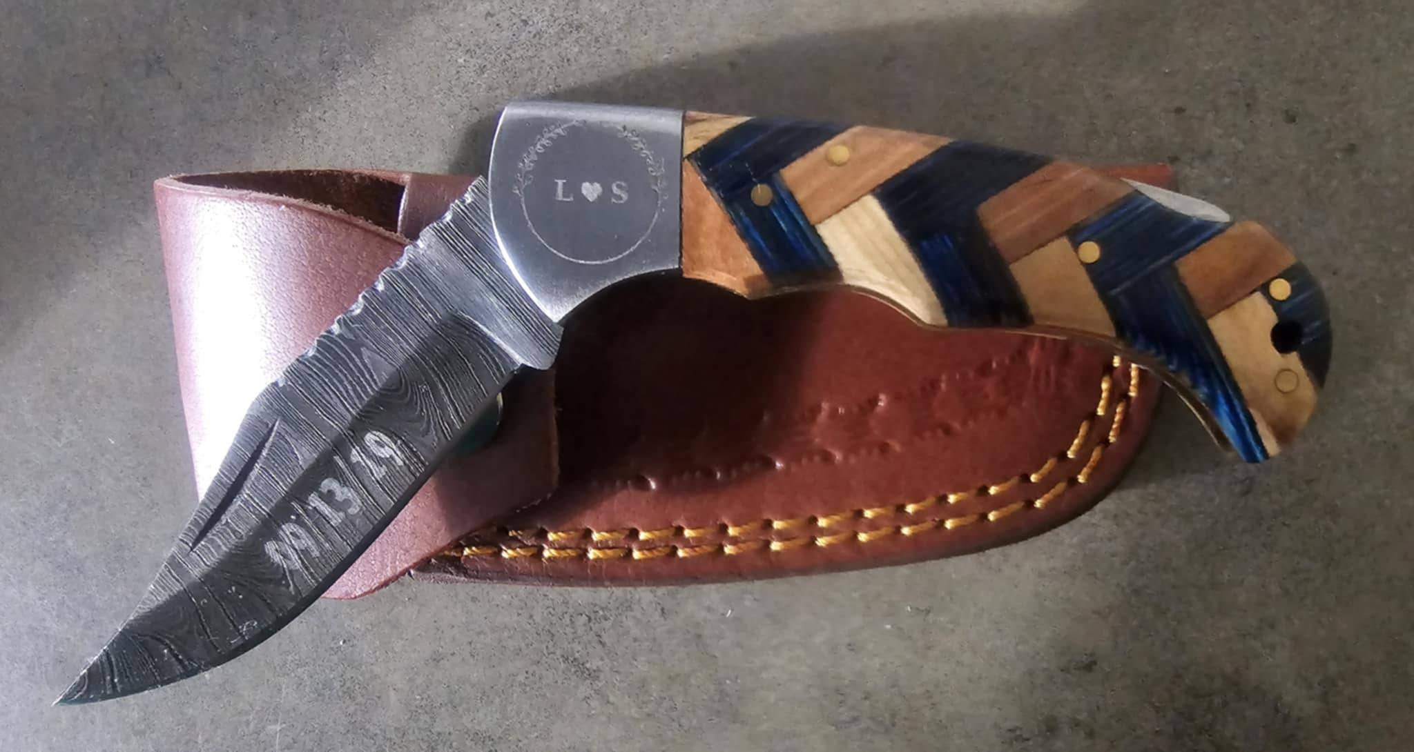 Handgemachtes Damast-Taschenmesser mit Olivenholzgriff, Geburtstagsgeschenk, Klappmesser, Bräutigamsmann-Geschenk, Jahrestag, Hochzeit, personalisiertes Geschenk für Männer