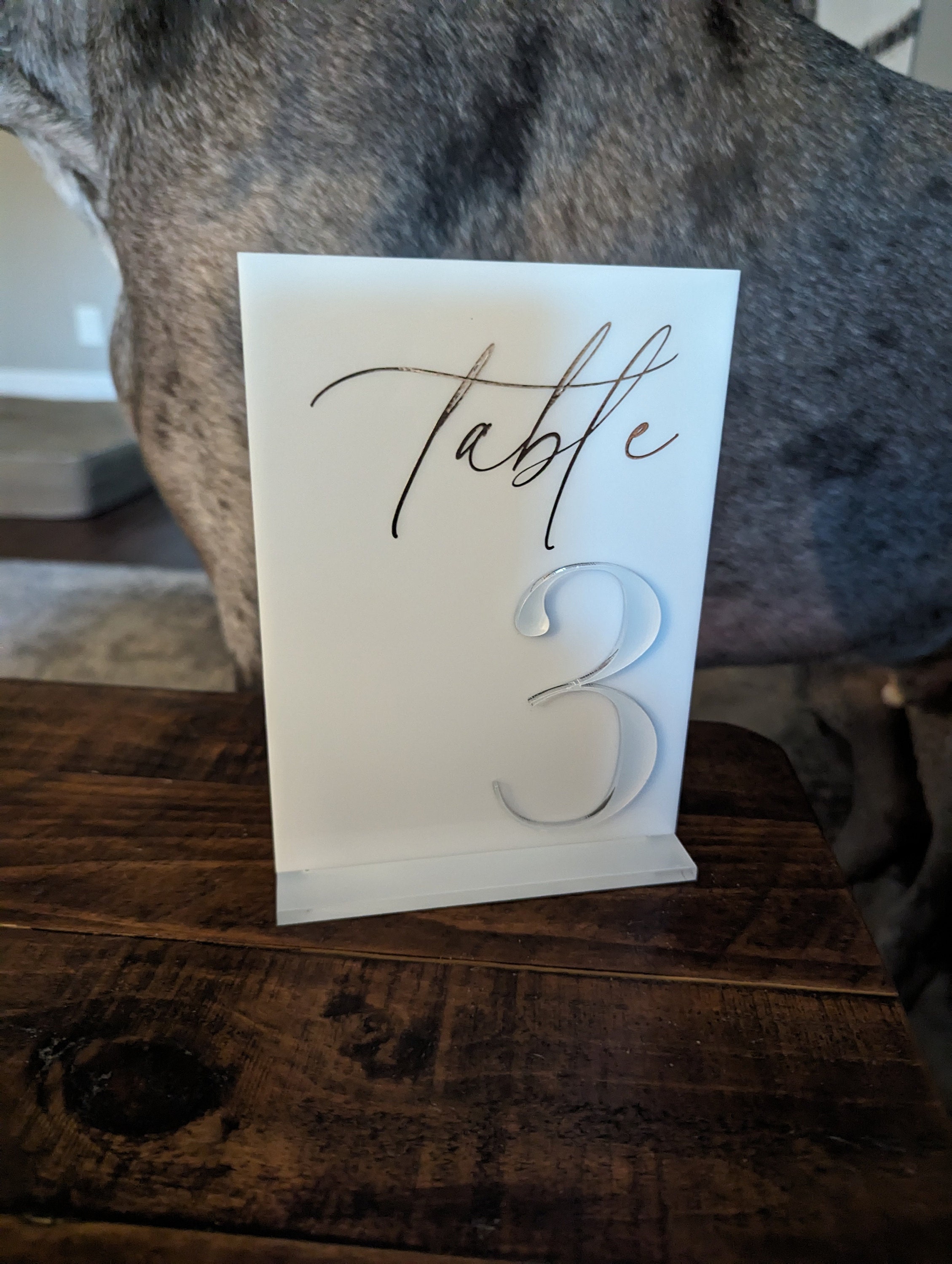 Tischnummern für Hochzeiten - Weiße Acryl-Tischschilder mit 3D-Goldspiegel - Tischdekoration für Hochzeiten - Tischnummern mit Ständern - Tischdekoration für Hochzeiten