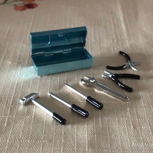 JAWUZ Mini Caja De Herramientas De Madera 1/12: Set De 8 Accesorios En Miniatura Para Casa De Muñecas Y Jardín De Hadas