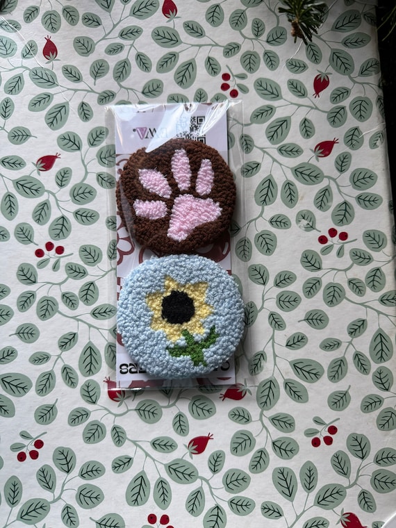 THIS IS SUCH A CUTE HANDMADE ACCESSORY!!!!!! Shipping took a little while but...