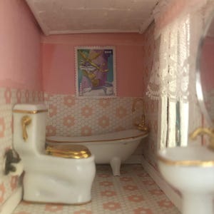 Puppenhaus-Miniatur: Weiße Porzellan-Toilette Im Maßstab 1:12 – Höhe 7,5 Cm