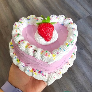 スプリンクル付きフェイクケーキジュエリーボックス - チェリーまたは