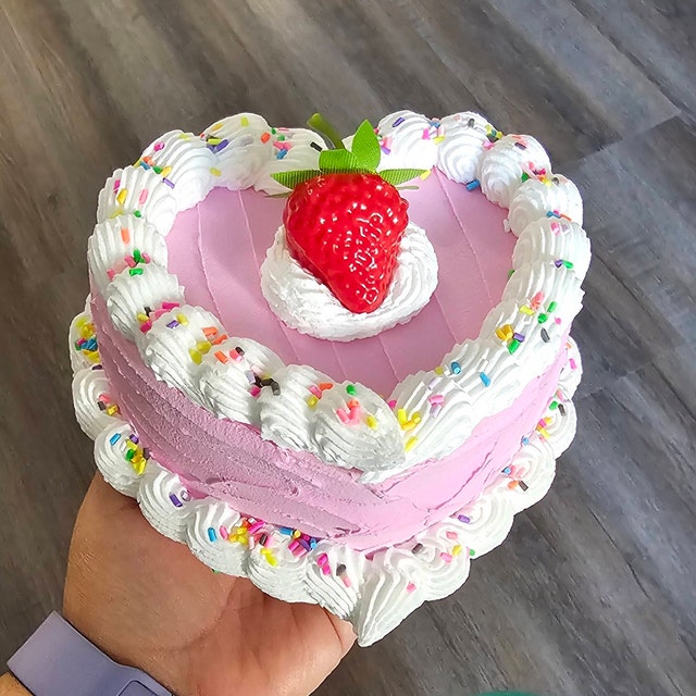 スプリンクル付きフェイクケーキジュエリーボックス - チェリーまたは