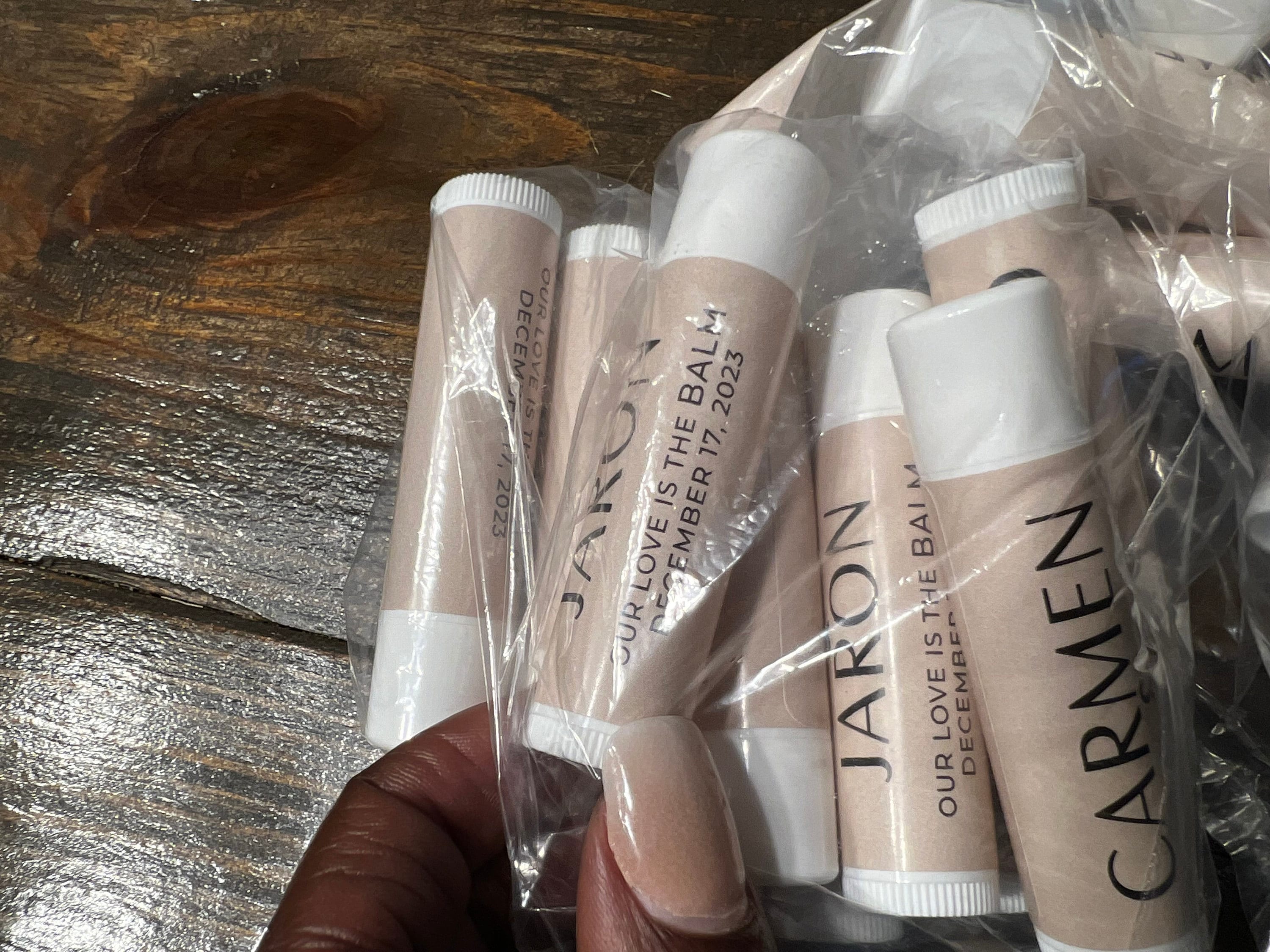 Lippenbalsam zur Hochzeit - Lippenglanz zur Hochzeit - Modernes Hochzeitsgeschenk - Personalisierter Lippenbalsam - Party-Gastgeschenke - Brautparty-Gastgeschenke - Individuelle Etiketten
