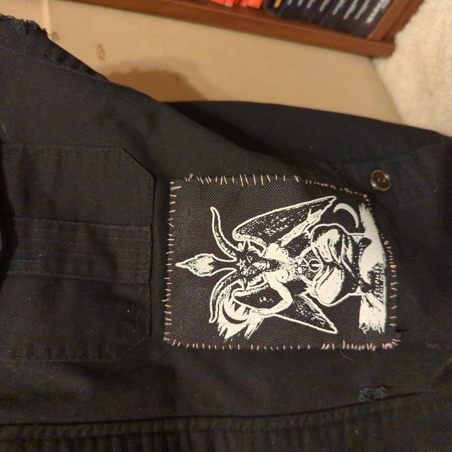 My minamalist pin back patch jackets. Ideally only want to fill it up with  bands I've seen live but some GOAT bands are too good not to wear :  r/BattleJackets