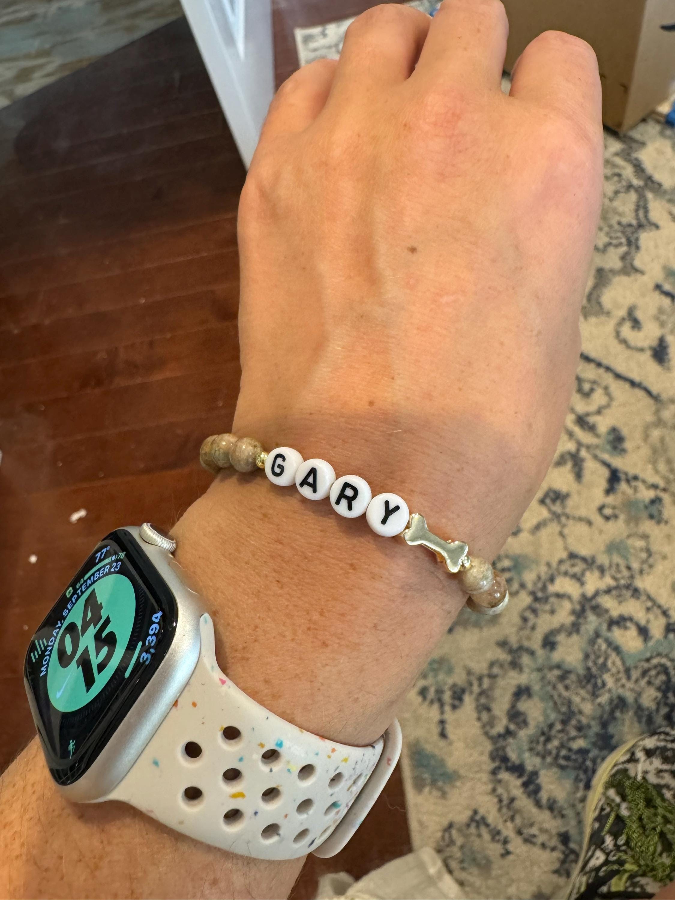 Personalized Pet Name Bone Bracelet with Beads, Gold Bone Bracelet, Stretch Chain, Pet Memorial Jewelry, Gift for Dog Mom/Pet Lovers