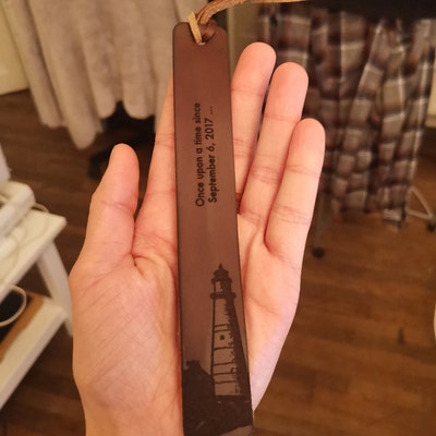 MAYJOYDIY 4 Marque Page En Cuir De Vachette Avec Pompon Et Motif En Relief Motif Scène Naturelle 5 × 18cm Idéal Pour Les Amis Les Amoureux Des Livres Les Lecteurs Les Écrivains