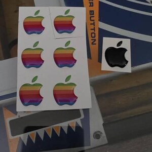 レトロなレインボーアップルロゴステッカー：3Dドーム型デカール