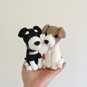 カスタマイズ可能なジャックラッセルテリアのかぎ針編みアミグルミ