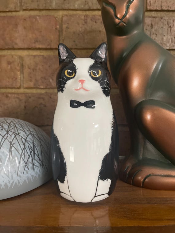 Custom pet urn painted from photos of a beloved companion — 5 star Etsy review by April, Farbe Ceramics
