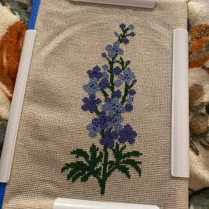 ラークスパーのクロスステッチパターン、7月の誕生花（PDFパターン