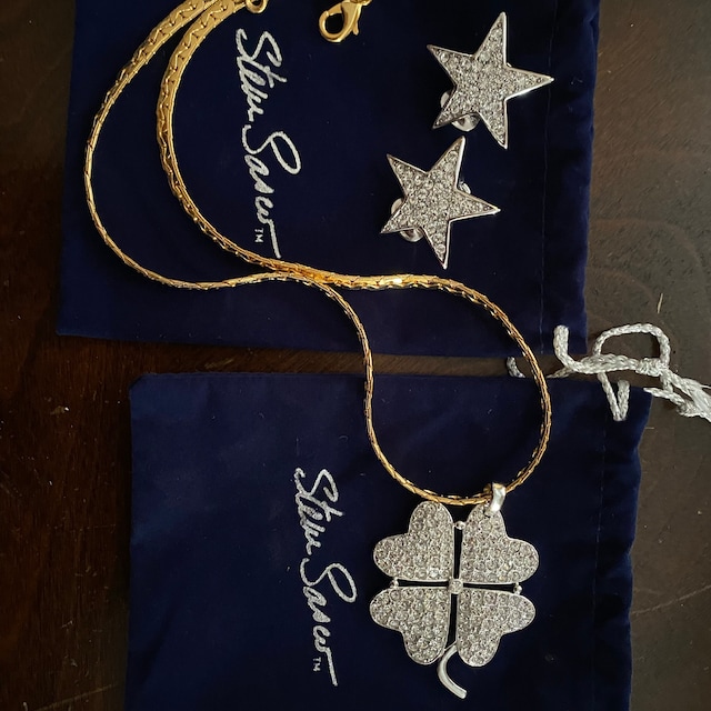 Carrie bradshaw clover necklace sale