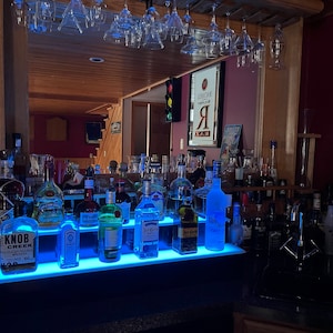 16 Inch LED Verlichte Drankfles Display Plank 2 Stap Verlichte Bar Fles Plank Verlichte Bar Stand Acryl Gemonteerde Wijnrekken voor Commerciële Home Bar Fles Verlichting Planken met Afstandsbediening
