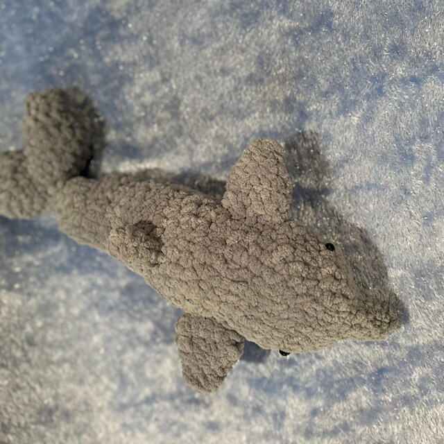 ハンドメイド　夏　編みぐるみ　インテリア　置物　海の生き物　イルカ スイムシェイディードルフィンパターン、かぎ針編みのあみぐるみ