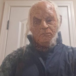 ハロウィーンはジェームズ・ジュード・コートニーがマスクを着用して