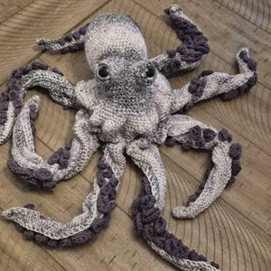 Crafty Intentionsによるリアルなタコのかぎ針編みパターン デジタル