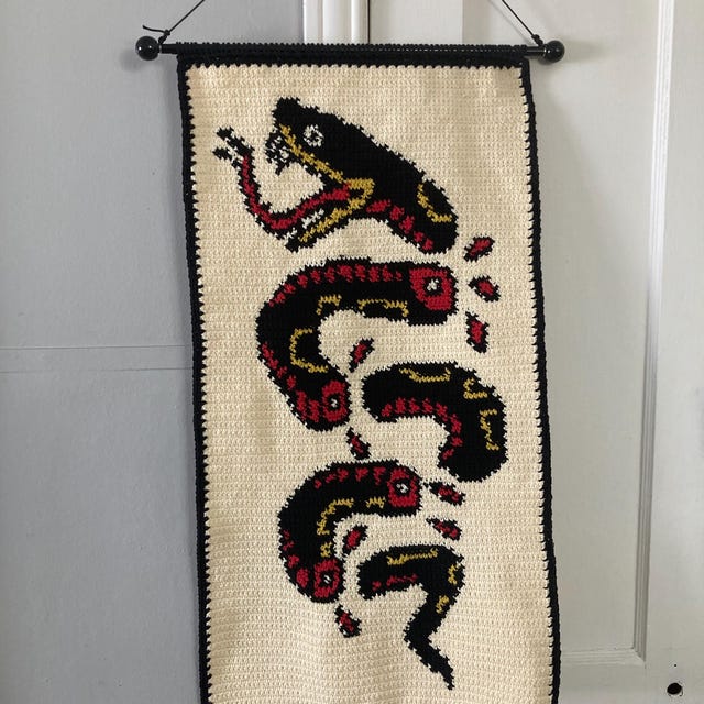 【ハンドメイド】スコットランド製 キルダルタウン・クロス 壁掛け彫刻 Snake Traditional Tattoo Crochet Wall Hanging Tapestry Pattern - Etsy