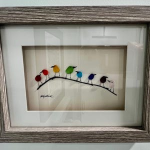 枝にとまる虹色の鳥たち - シーグラスの絵 - 手作りの額入り - ビーチ