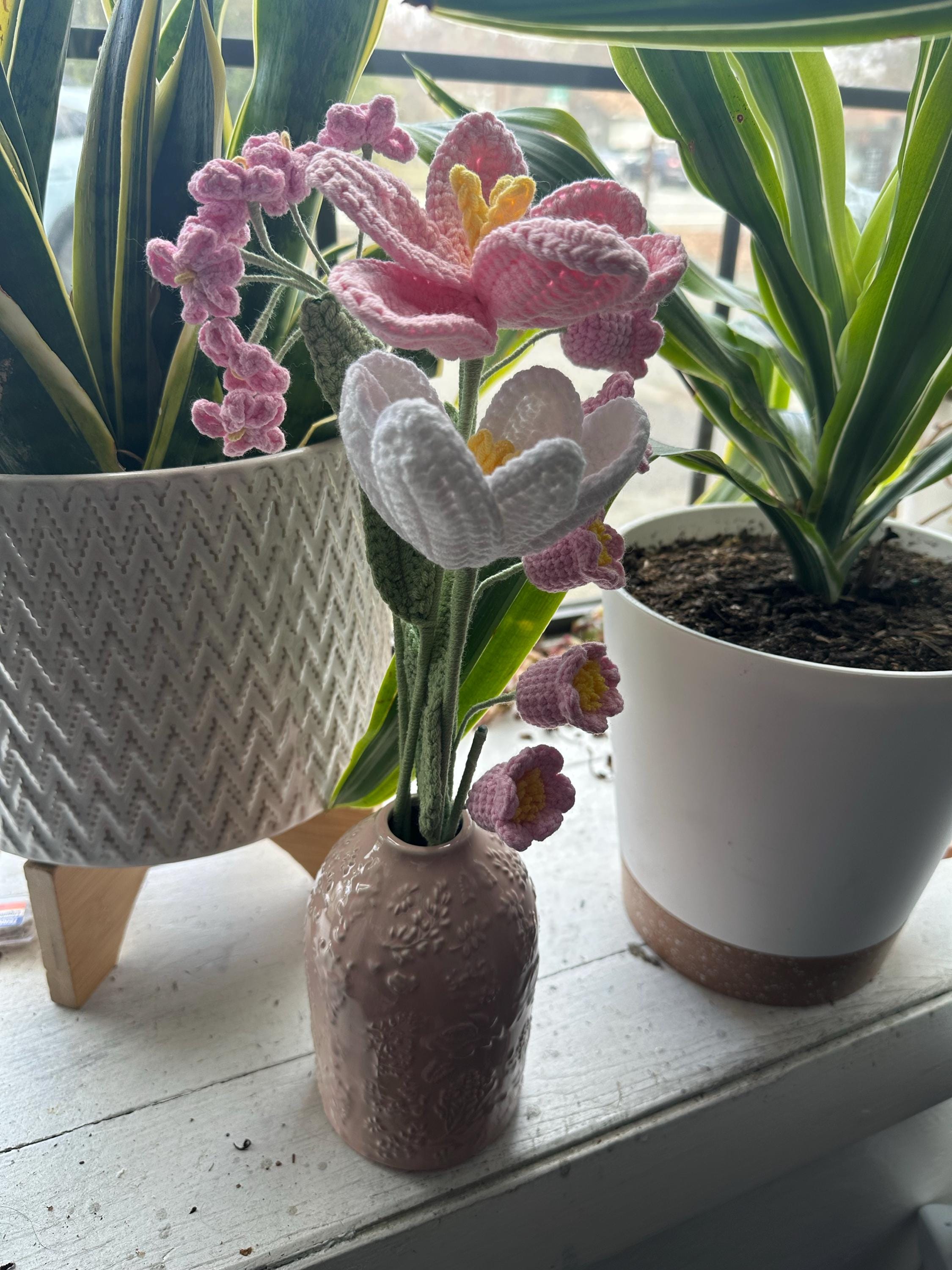 Gehäkelter Blumenstrauß, Tulpe, Rosa, Weiß, Lila, Blau, ewig, Abschluss, Geburtstag, Geschenk für Freundin, Schwester, Freundin, Liebe, Ostern