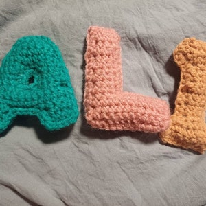 Motif de lettres majuscules au crochet | Lettres en peluche douce ...
