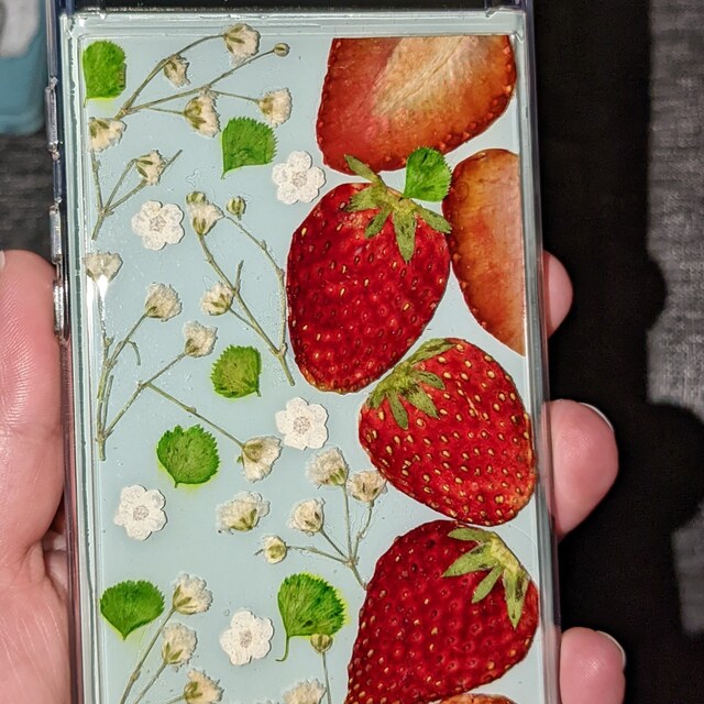 押し花のドライフラワー ストロベリー スマホケース、iPhone 11