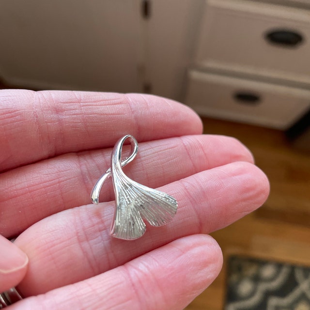 925スターリングシルバー製イチョウペンダント（16 x 28 mm）1個