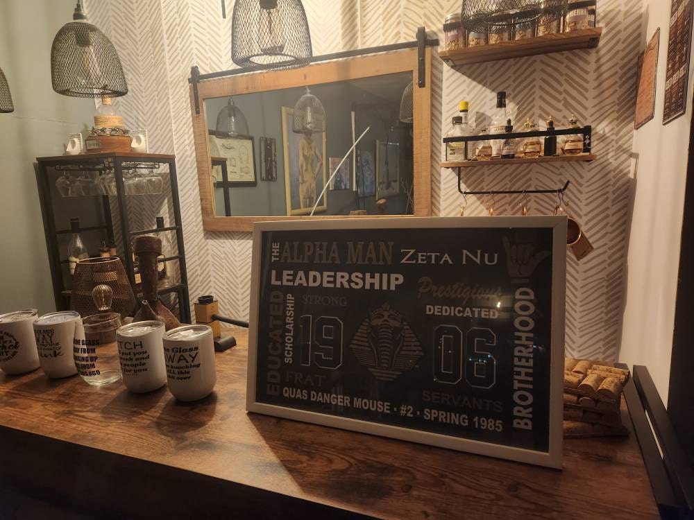 Personalisierte Wandkunst im Alpha Phi Alpha-Stil | Grenzüberschreitung | 1906 | Geschenke für Studentenverbindungen | Männerhöhle | Abschlussgeschenke von Alpha Man.