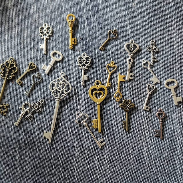 Skeleton Key Charms Shiny Gold Key Steampunk Keys Gold Key Charms Skel –  Pirate Beads