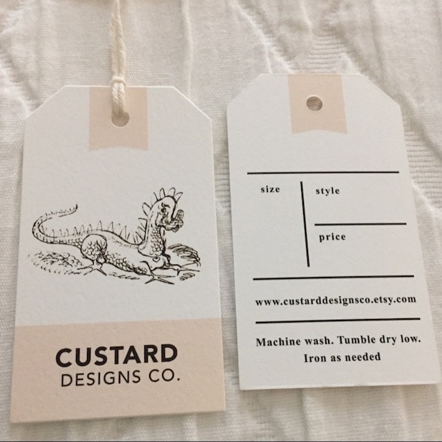 → Etiquetas de cartón colgantes y personalizadas para ropa