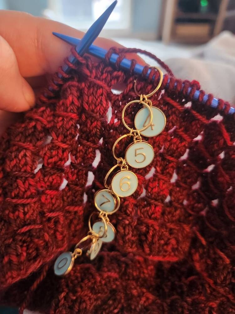 Stitch markers with numbers, progress keepers, knitting row counter, fits up to us eight or thirteen knitting needles