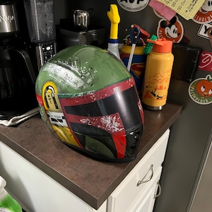 カスタムペイントされたボバ・フェットのバイクヘルメット、使い古され