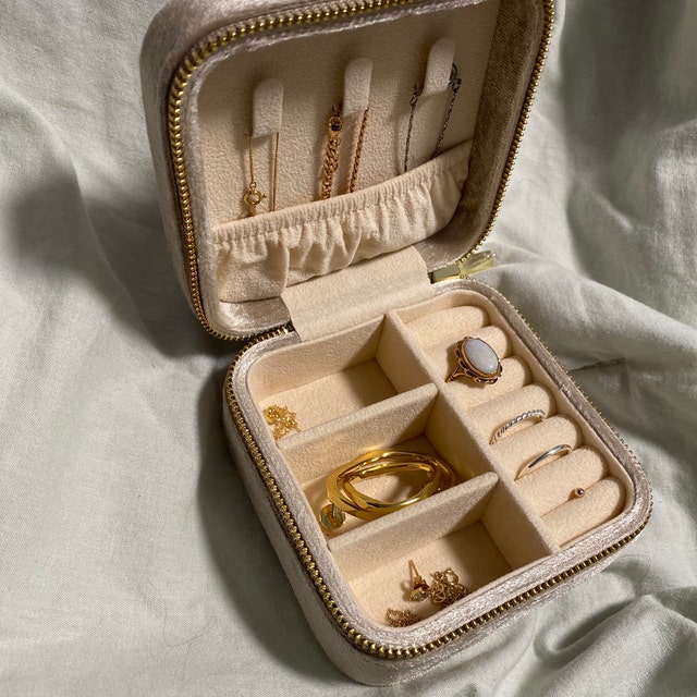 【caitlynminimalist】 スクエアベルベットジュエリーケース★ Pink Rectangle Velvet Jewelry Travel Case | Caitlyn Minimalist