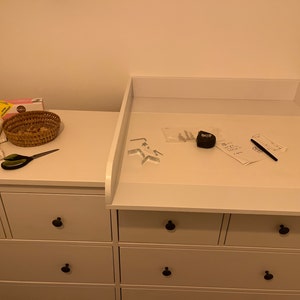 PuckDaddy Thore | Table à Langer Compatible avec Les commodes IKEA Hemnes  |Table à Langer avec revêtement en Bois MDF Blanc | Table à Langer Premium