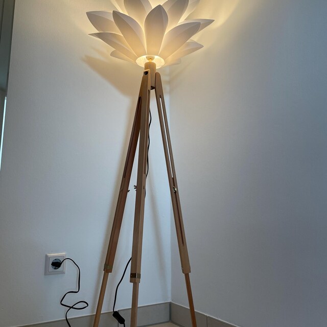 IDÉE　TRIPOD FLOOR LAMP　IDÉE Modern Industrial Tripod Floor Lamp - Mid Century Design