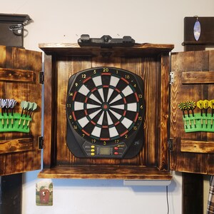 Dart Halterung Aus Acryl Für Wandmontage – Platzsparender Organizer Für 6 Darts – Inkl. Schrauben & Klebepads – Für Wohnzimmer, Spielzimmer & Studio Dart Halterung Aus Acryl Für Wandmontage – Platzsparender Organizer Für 6 Darts – Inkl. Schrauben & Klebepads – Für Wohnzimmer, Spielzimmer & Studio