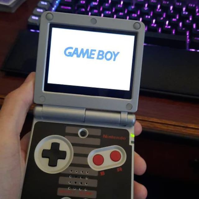 Game Boy Advance SP (AGS-001) avec chargeur, Consoles classiques, Laval/Rive Nord