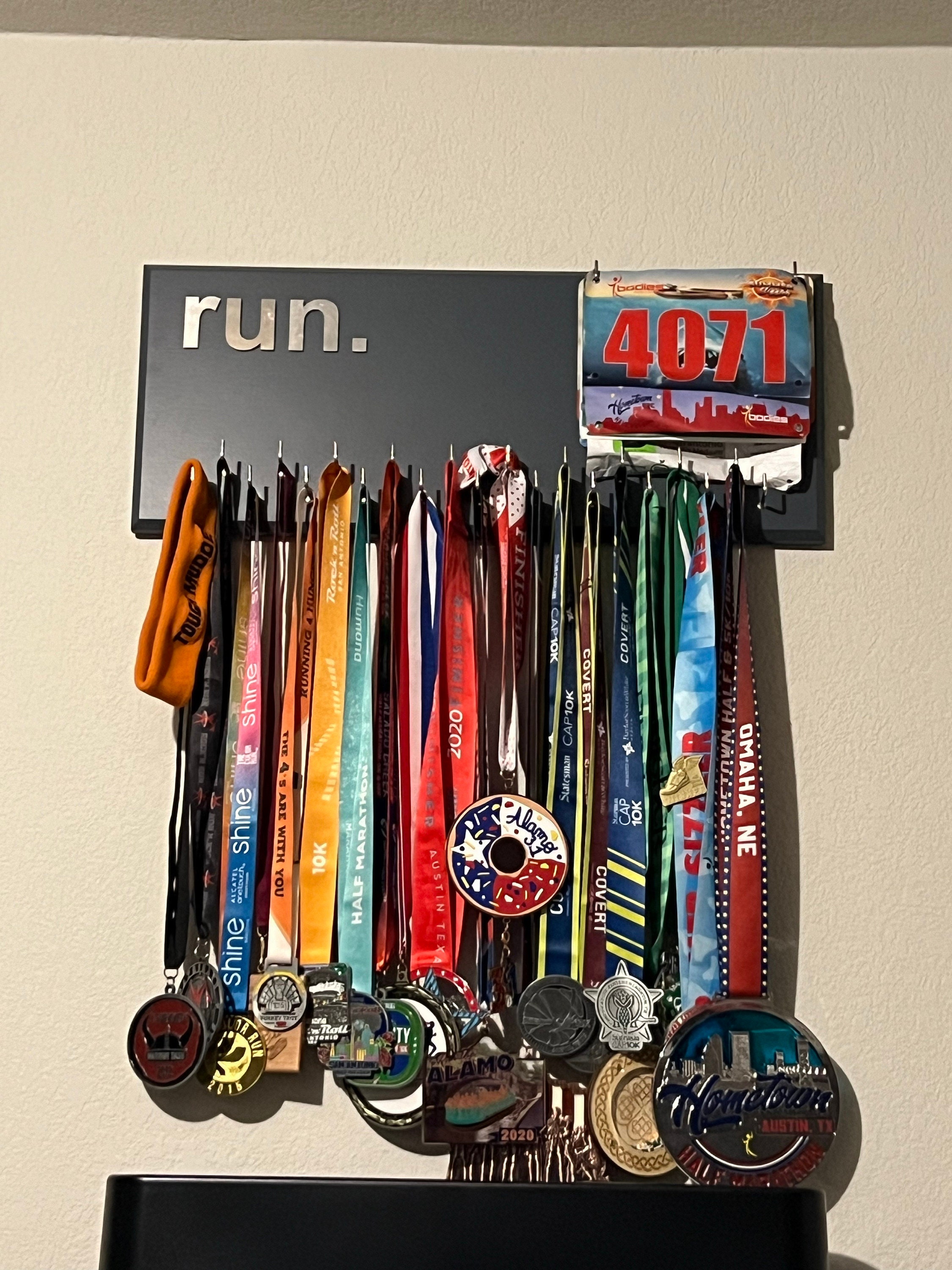 Running Medal Holder with 3D lettering, gray or black with 3D aluminium "run." letters, 21 hooks and BIB holder