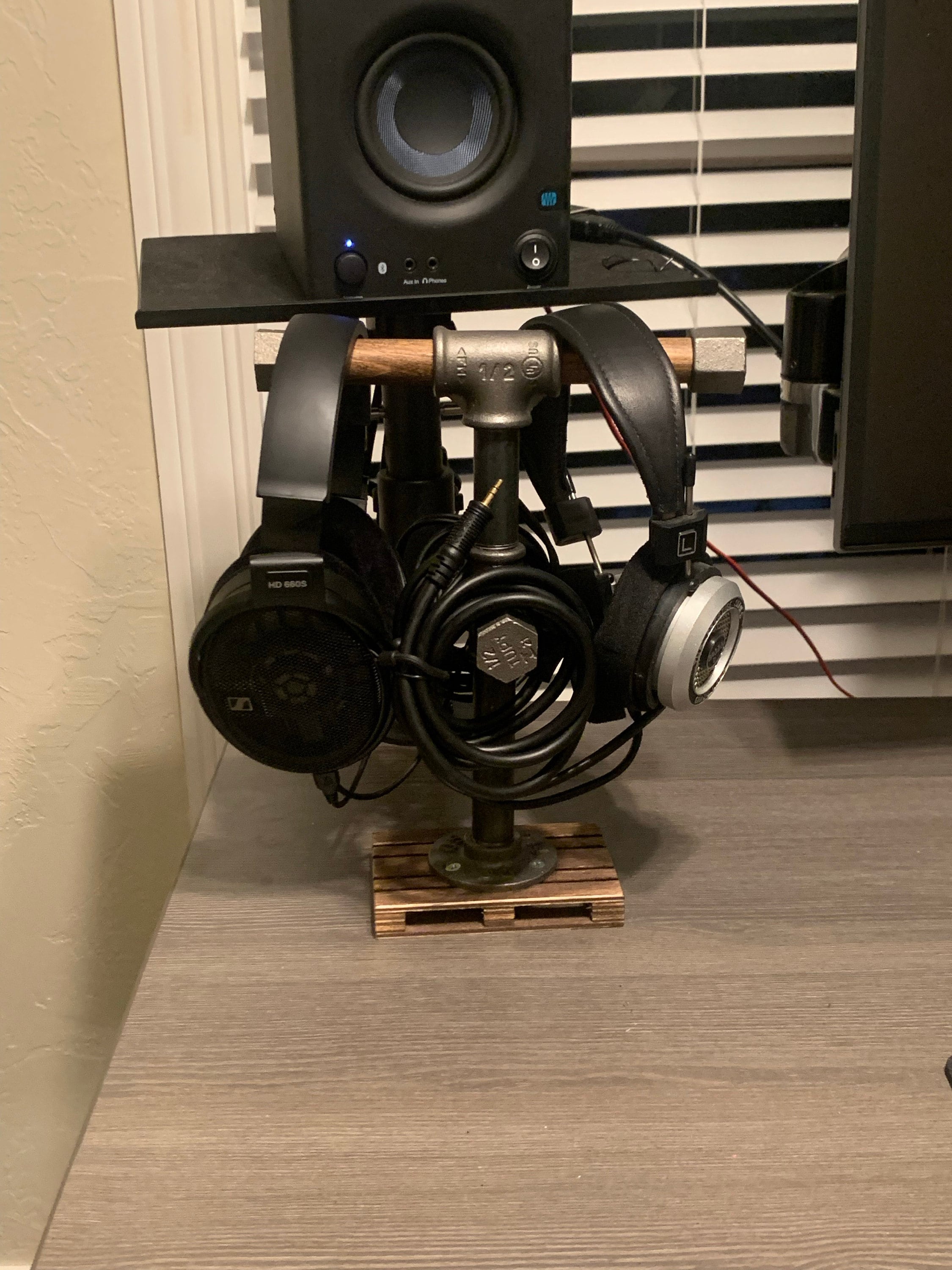 Headphones stand, headset stand, headphone hanger, water pipe holder, dock,loft gift for him, music lover, for desk induastrial loft solid