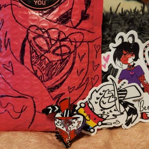 IN-HAND EXTRAS Hazbin Hotel 3 Vees + Angel Dust Valentine's Day