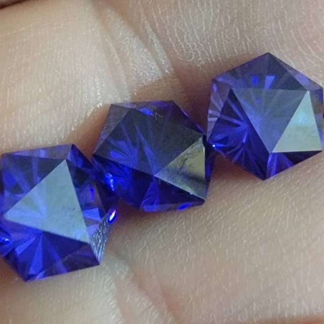 お買い得品‼️センタリング⭕️ Dark Purple Cubic Zirconia Gemstone, Fantasy D20 Cut Stone